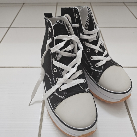 New Women’s ankle Top Canvas Lace Up Sneakers In Black - Brand New - Picture 3 of 8